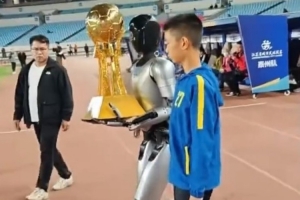 苏超决赛彩排进行：世界杯同款飞猫系统亮相，机器人送冠军奖杯