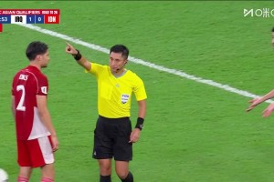 你怎么看？马宁示意印尼进攻越位，判罚伊拉克球员肘击出示红牌