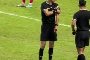 厉害了！实拍：苏超半决赛南通vs无锡主裁判为中超名哨麦麦提江