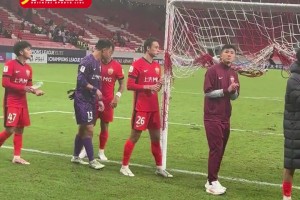 投入！苏超南京队和泰州队点球大战，10岁小姑娘跪拜祈求😐